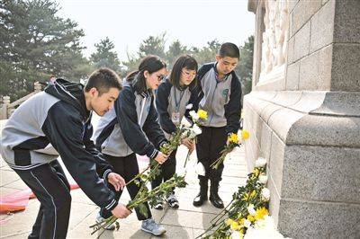学生在河北承德热河革命烈士纪念馆缅怀先烈。陈琦嘉摄