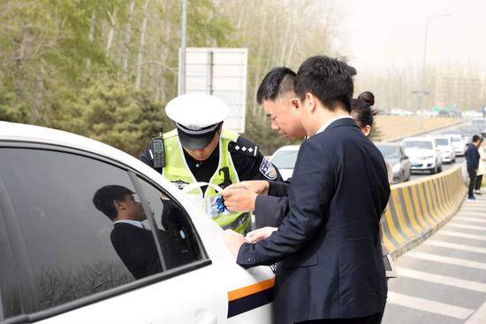 清明期间，北京市交管部门组织警力严查非法占用应急车道违法行为。北京市交管局张耀摄