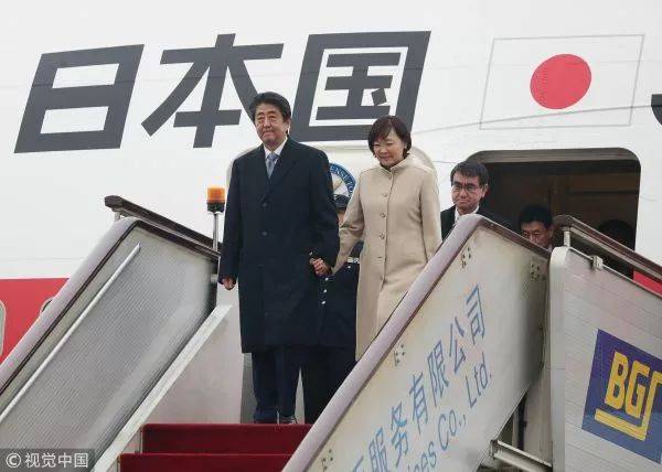 ▲资料图片：2018年10月25日，日本首相安倍晋三和夫人安倍昭惠抵达首都国际机场，开始对中国进行正式访问。（视觉中国）