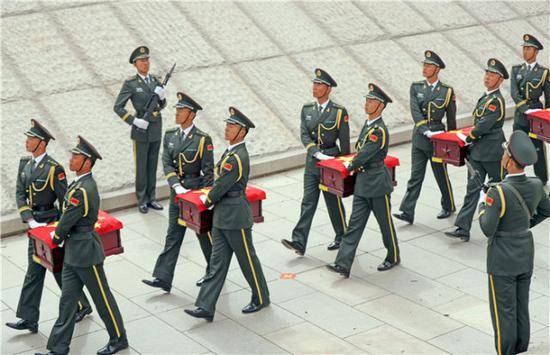 4月4日，第六批在韩中国人民志愿军烈士遗骸安葬在沈阳抗美援朝烈士陵园。这是礼兵护送志愿军烈士遗骸棺椁。新华社记者杨青摄