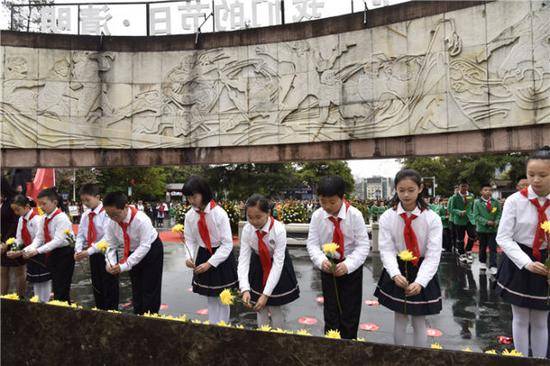 4月4日，学生代表在贵州省遵义市红军烈士陵园献花。新华社