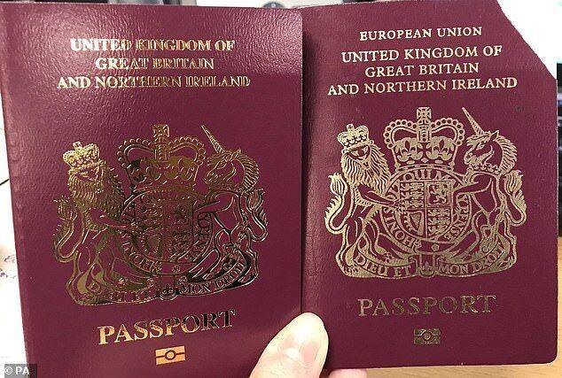  3月30日起新发行的英国护照（左）已经没有原护照最上方的“欧盟（EUROPEANUNION）”字样