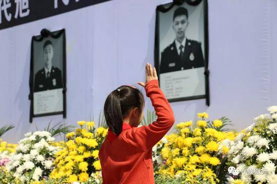  4月6日，成都市烈士陵园，一个小女孩向烈士遗像敬少先队礼。中国青年报·中青在线记者王鑫昕/摄