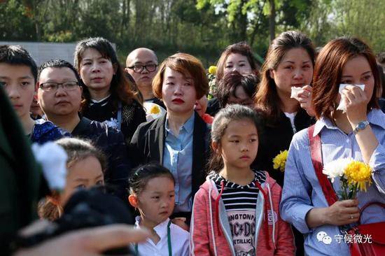 4月6日，成都市烈士陵园，前来为烈士送行的人们。中国青年报·中青在线记者王鑫昕/摄