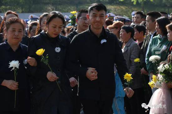 4月6日，成都市烈士陵园，烈士家属挽手前往参加烈士骨灰安放仪式。中国青年报·中青在线记者王鑫昕/摄