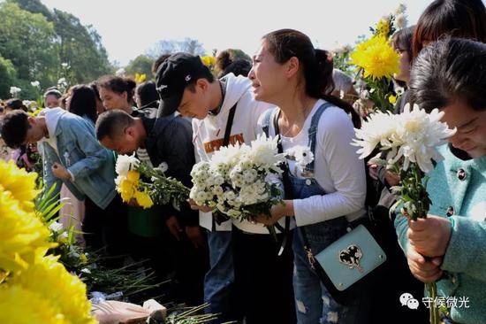 4月6日，成都市烈士陵园，市民向烈士敬献鲜花。中国青年报·中青在线记者王鑫昕/摄