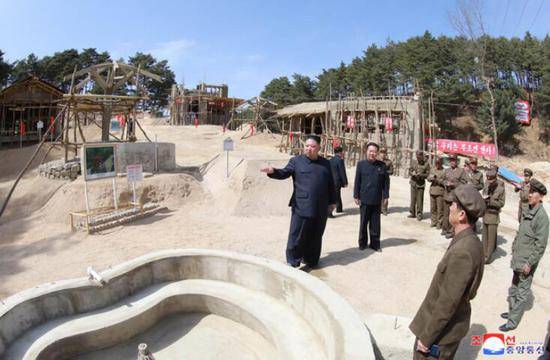 金正恩视察平安南道阳德郡温泉旅游区建设工地（图源：朝中社）