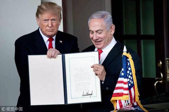3月25日，特朗普和内塔尼亚胡共同展示宣言：美承认以色列对戈兰高地拥有“主权”@视觉中国