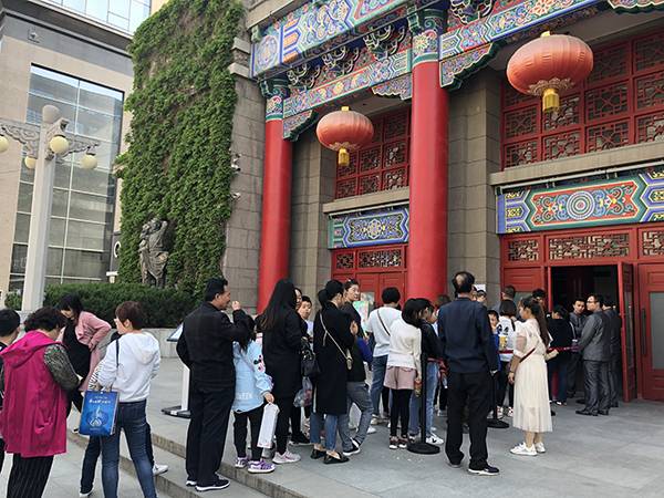  2019年4月6日上午，西安人民剧院，家长们带着孩子排队检票入场。视觉中国图