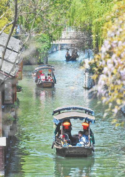 4月6日，游客在浙江南浔古镇游览。新华社记者黄宗治摄