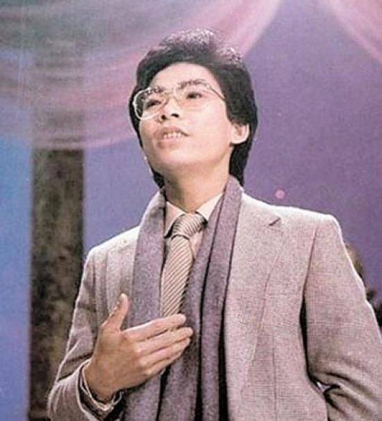 1984年，香港艺人张明敏在央视春晚中演唱《我的中国心》