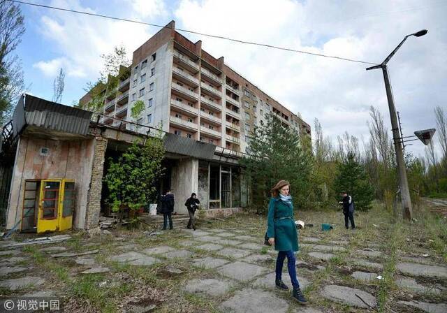 游客进入乌克兰的切尔诺贝利禁区参观（视觉中国）