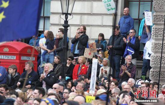 3月23日，在欧盟同意英国延迟脱欧、英国脱欧前景仍面临“灾难的不确定性”困境之际，伦敦市中心举行了大规模呼吁举行“第二次脱欧公投”的示威游行。中新社记者张平摄