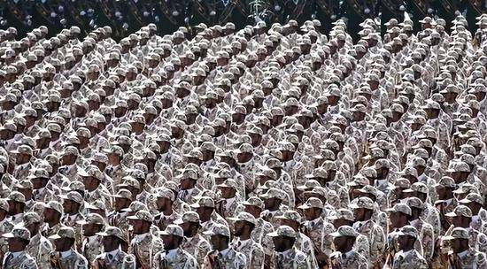 2014年9月22日，伊朗伊斯兰革命卫队在首都德黑兰参加纪念两伊战争阅兵式。新华社/法新