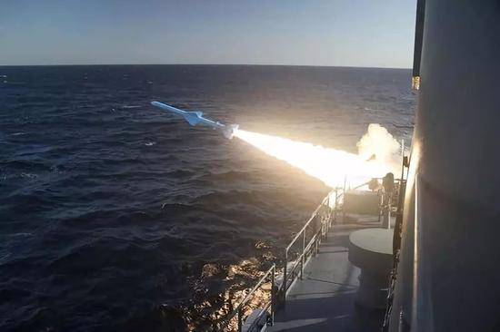 这张伊朗海军2月23日提供的照片显示，进行军演的伊朗海军舰艇在阿曼湾发射导弹。新华社/法新
