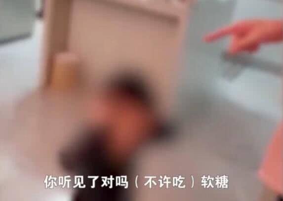 赵显娥声嘶力竭中，幼子捂住耳朵视频戳此