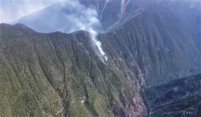 视频显示，四川凉山木里森林火灾现场复燃。应急管理部供图