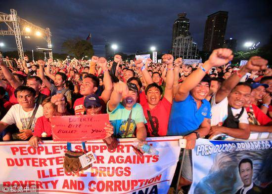 资料图：菲律宾民众支持禁毒活动。（图：视觉中国）