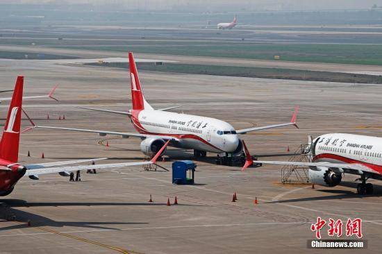 资料图：3月17日，上海航空公司的9架波音737MAX机型飞机停在虹桥国际机场停机坪上，工作人员正在对飞机进行检查。据路透社报道，波音公司计划将在未来一周到10天内发布波音737MAX机型相关升级软件。目前，波音737MAX机型已经在全球停飞。中新社记者殷立勤摄