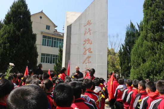 4月1日，浙江衢州球川小学师生开展了缅怀革命先烈、继承革命精神的清明系列活动，在血泪坑纪念广场，球川小学的同学们聆听老前辈诉说革命的光辉岁月，了解了战争年代的苦难艰辛。