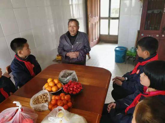 3月27日，上海市嘉定区实验小学北水湾分校雏鹰假日小队与班主任一起，到娄塘战斗村慰问了在抗美援朝时期牺牲的朱季泉同志家属。