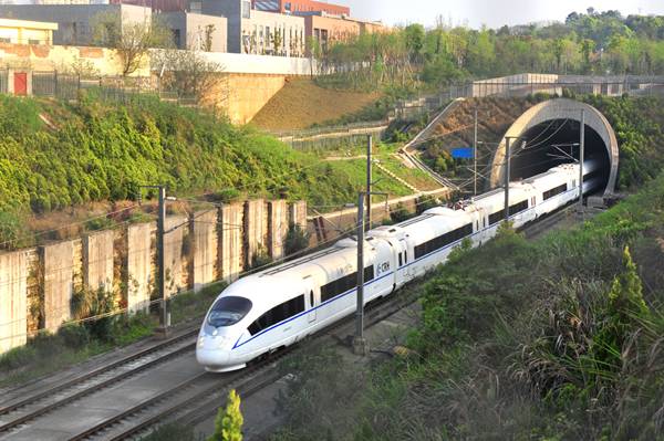 运行中京港高铁穿过浏阳河隧道本文图片来自中国铁道建筑有限公司