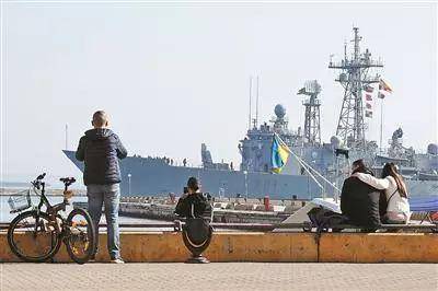  4月1日，在乌克兰敖德萨，人们在岸边观看西班牙军舰。（资料图，来源：新华社）