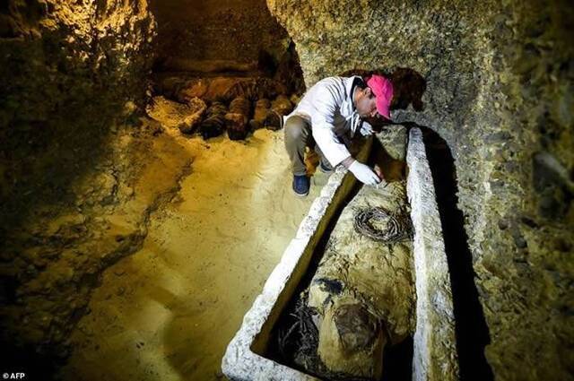 美国探索频道深入埃及古墓现场直播“开棺秀”呈现2500年前大祭司棺木