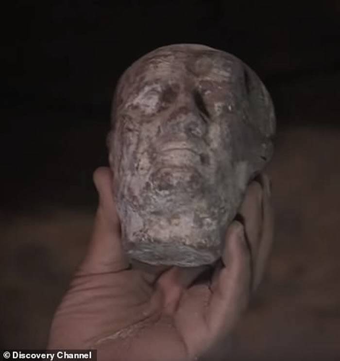 美国探索频道深入埃及古墓现场直播“开棺秀”呈现2500年前大祭司棺木