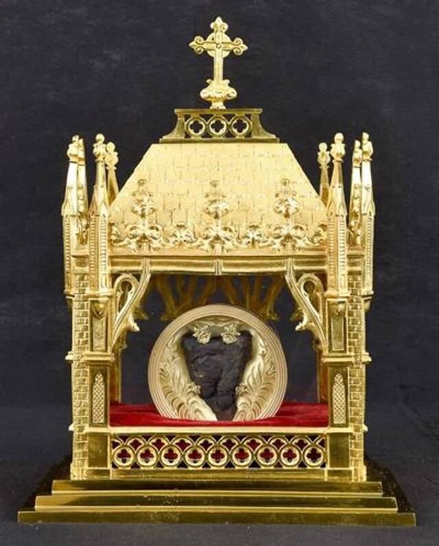 圣维雅纳神父的心脏存放于骨灰龛造型容器内。