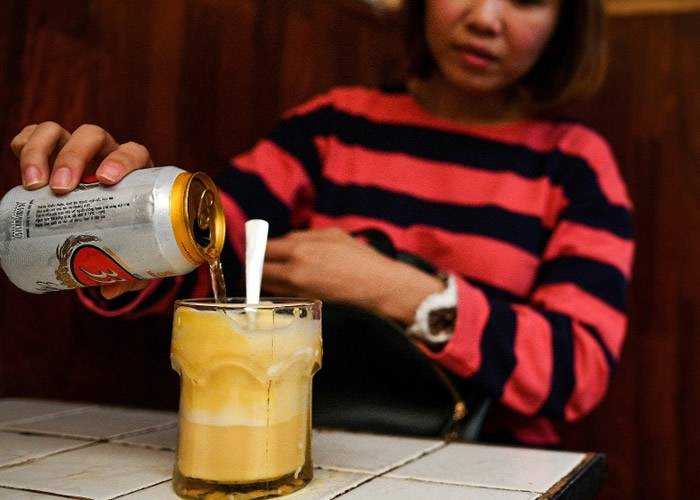 越南河内老城区数十年历史咖啡店推出鸡蛋啤酒吸引大批客人青睐