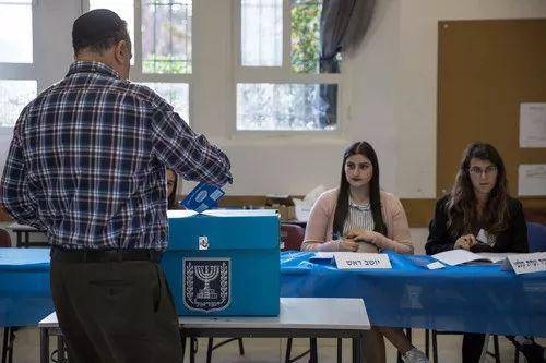 4月9日，在耶路撒冷的一处投票点，以色列选民参与投票。新华社记者郭昱摄