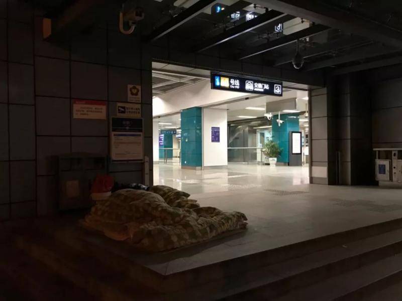 安德门地铁站前有人席地而眠。新京报记者祖一飞摄