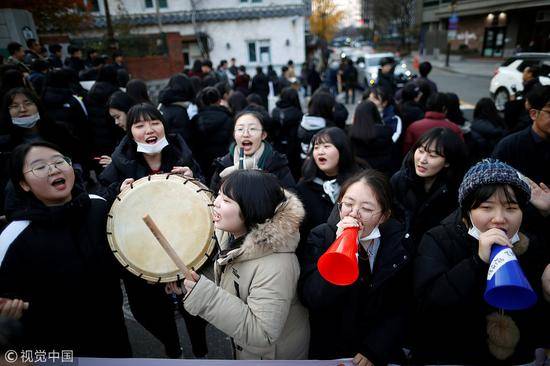 韩国举行高考，学弟学妹为考生呐喊助威。（视觉中国）