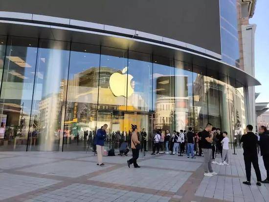 iPhone X系列发售首日，苹果西单门店外门可罗雀图自网络