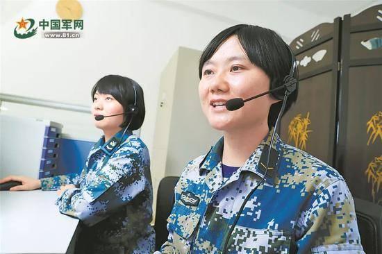 女兵坚守战位保障通信畅通。