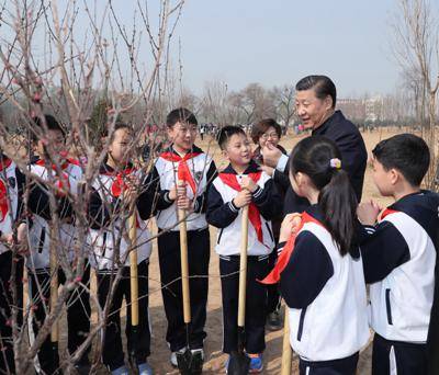 2017年3月29日，习近平同参加植树的少先队员交谈。新华社记者鞠鹏摄