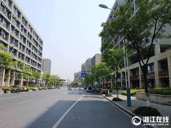 新开设的置鼎时代中心商业街沿线没有一个公共地面停车位浙江在线记者刘子瑜摄