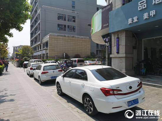 部分车辆担心在路面被抓拍违停，纷纷将车辆停上人行道浙江在线记者刘子瑜摄