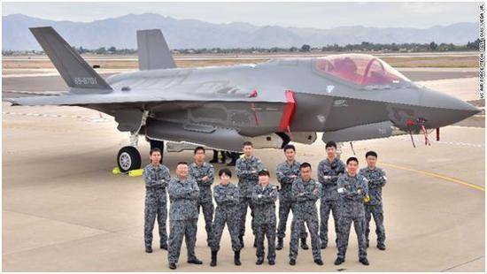CNN：日本航空自卫队到美国亚利桑那接收F-35战机。
