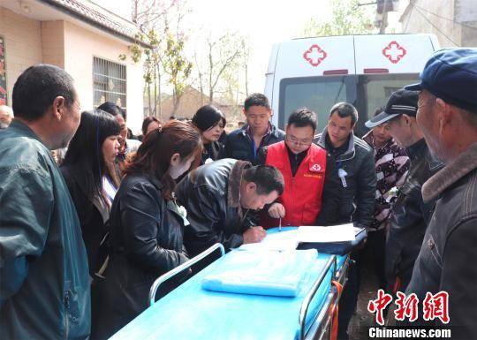 张常海的亲属在捐献遗体交接表上签字。胡洪涛摄