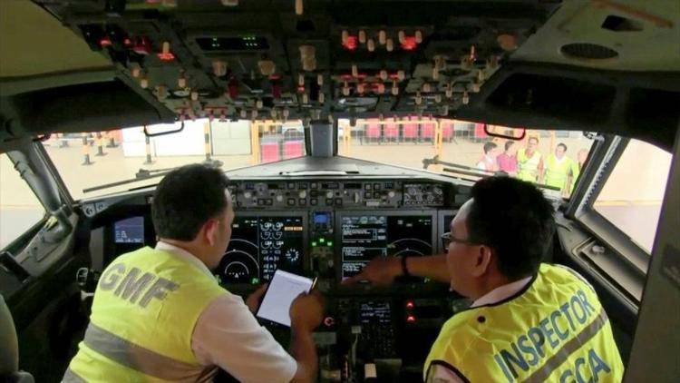 2019年3月12日，调查人员对雅加达一架737 MAX 8驾驶舱进行检查图自今日美国