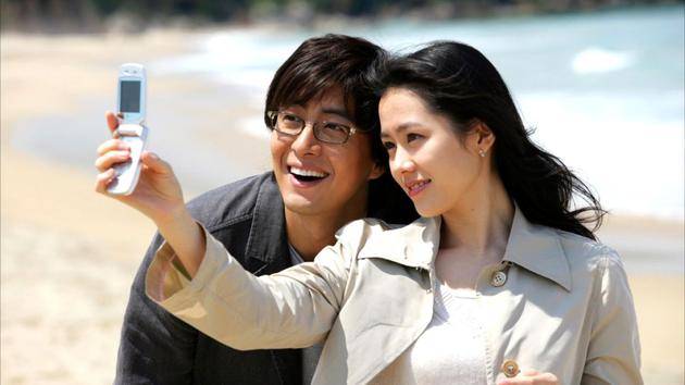 韩国电影《外出》剧照，图为男女主角。