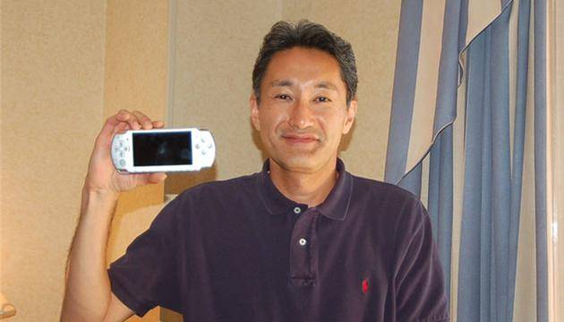 2007年E3，手持PSP的平井一夫，这是最早留在玩家心目中的微笑，尴尬而不失礼数的微妙感。