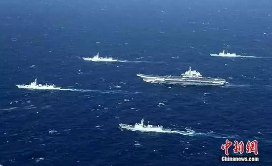 图为2016年12月26日，执行跨海区训练试验任务的中国海军航母编队在南海某海域组织训练。中新社发莫小亮摄