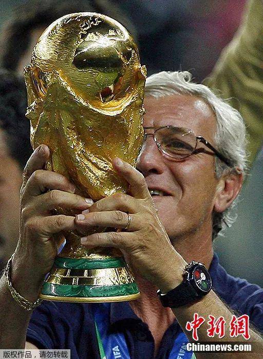 2006年的世界杯，“银狐”里皮带领意大利队捧起大力神杯（资料图）。