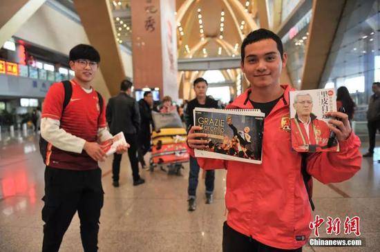 2016年，热情的中国球迷在机场迎接里皮（资料图）。中新社记者任东摄