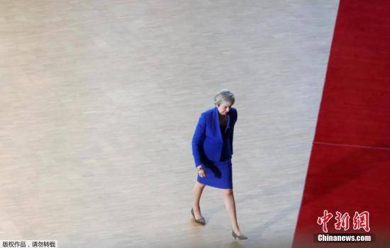 当地时间4月10日，欧盟召开紧急峰会商讨英国延期脱欧事宜，欧洲27国领导人最终同意英国脱欧期限灵活延至10月底。英首相特蕾莎·梅已经接受了这一提议。