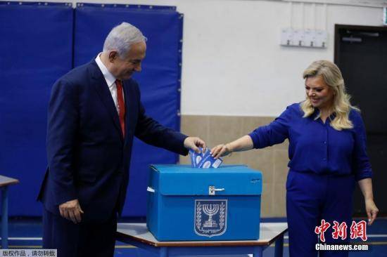 资料图：当地时间4月9日，以色列举行第21届议会选举，共有40多个政党和政党联盟角逐议会120个议席。以色列总理内塔尼亚胡夫妇在耶路撒冷投票站投票。