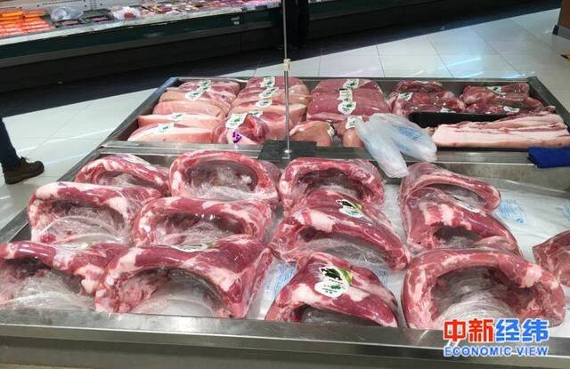 中新经纬资料图超市货架上的猪肉